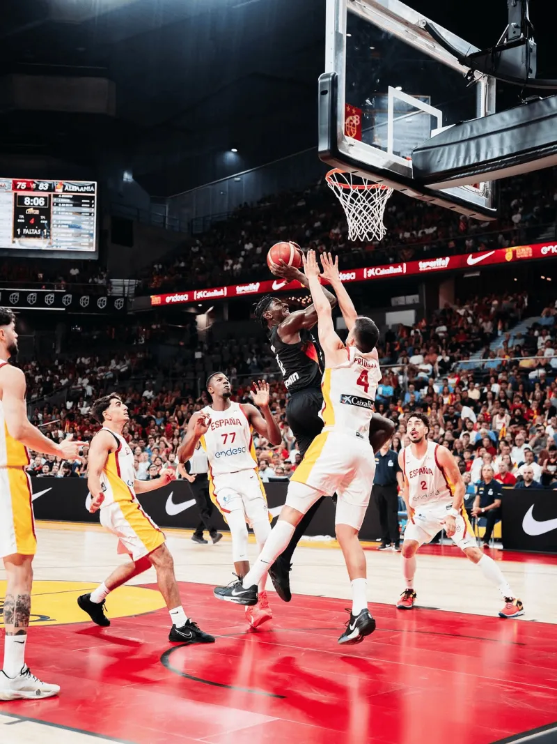 乐鱼体育-施罗德今日穿着蓝天白云配色All-Pro Nitro,得到24分10助攻