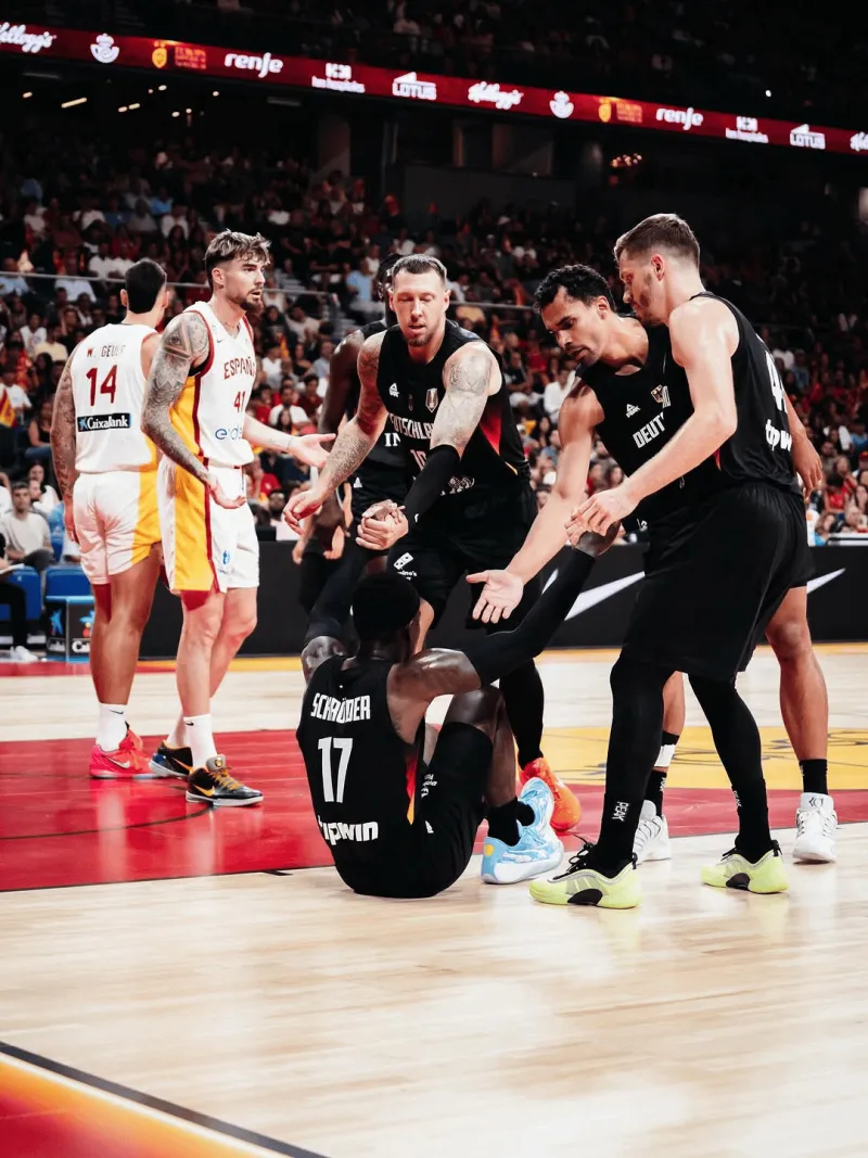 乐鱼体育-施罗德今日穿着蓝天白云配色All-Pro Nitro,得到24分10助攻