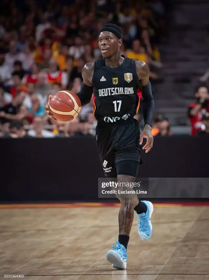 乐鱼体育-施罗德今日穿着蓝天白云配色All-Pro Nitro,得到24分10助攻