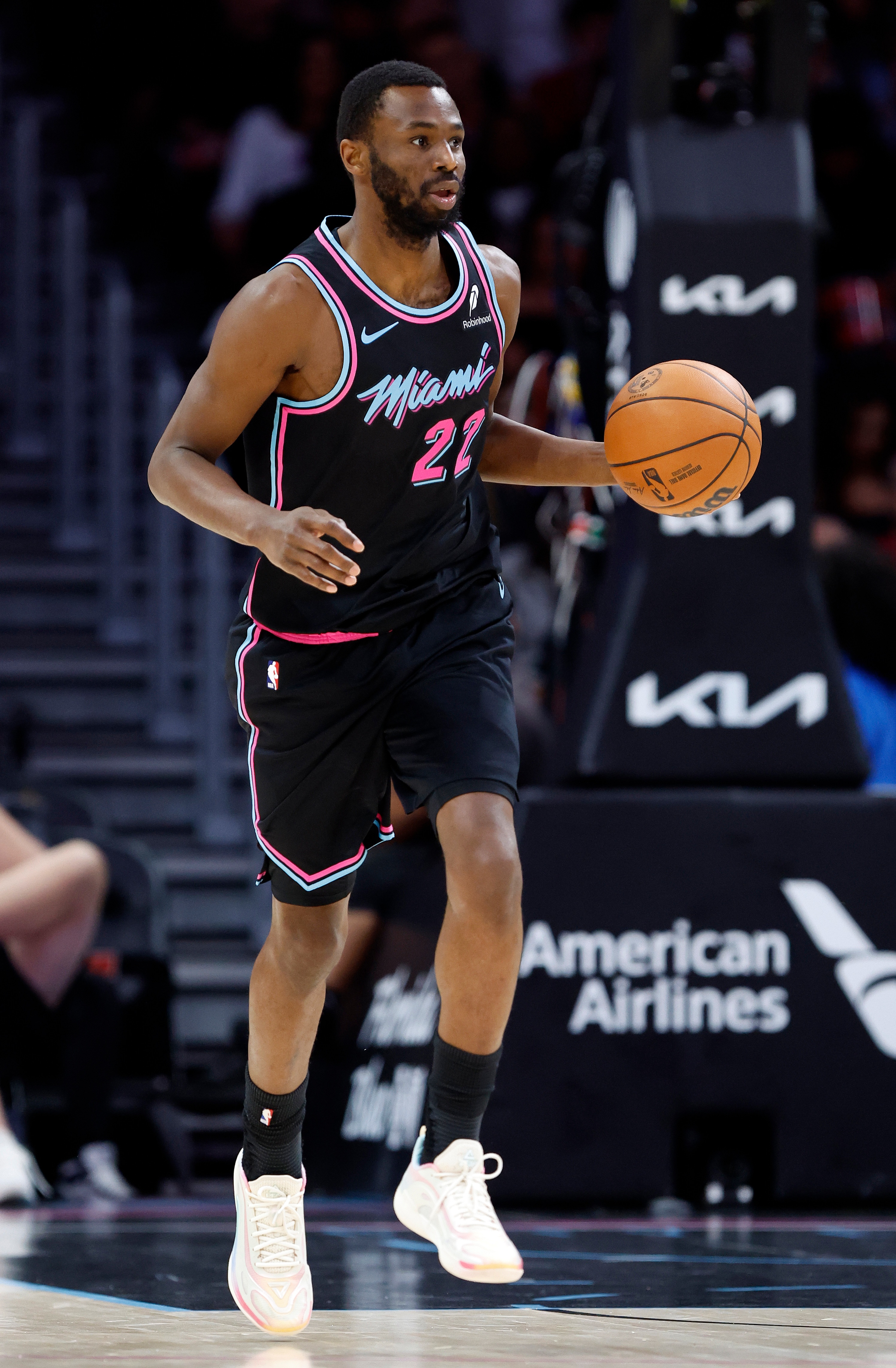 维金斯：和年轻人打球很享受 约维奇6尺10却像控卫一样推进节奏