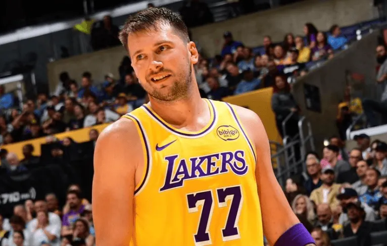 上半场三分球20中12！湖人本赛季首次半场投进10+三分